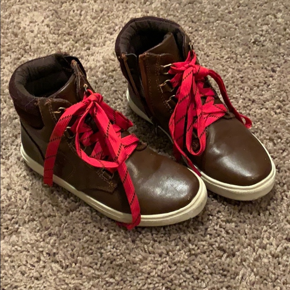 Little boy’s Steve Madden zip up mid sneaker